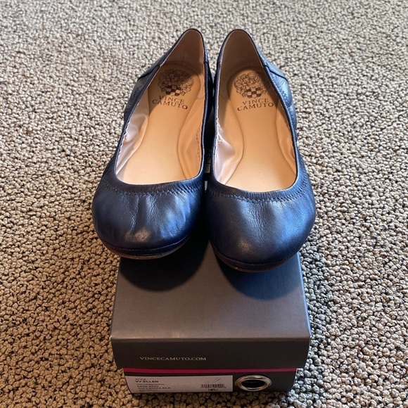 Vince Camuto Ellen Navy Flats Size 8 in EUC - Picture 1 of 6